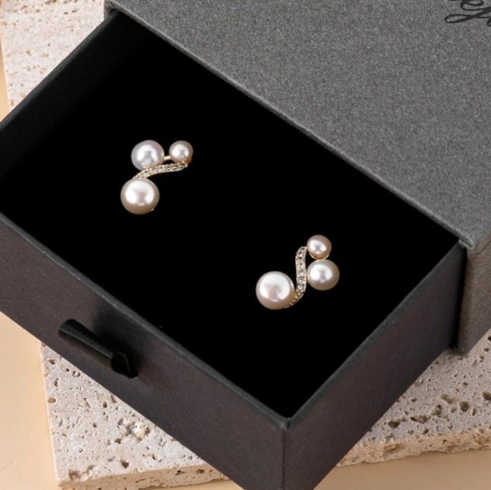 NEW IN BOX Elegant Pearl and Gold Earrings